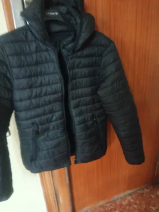 Chaqueta acolchada negra con capucha