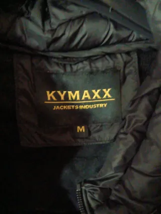 Chaqueta acolchada negra con capucha