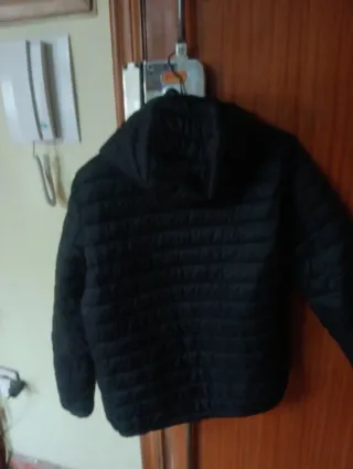 Chaqueta acolchada negra con capucha