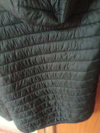 Chaqueta acolchada negra con capucha