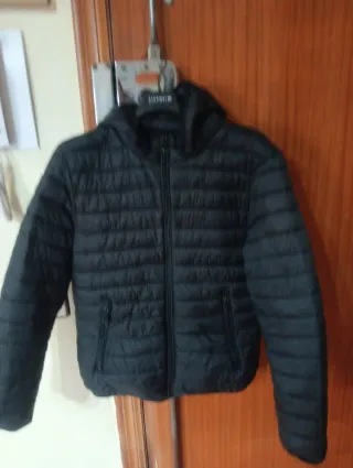 Chaqueta acolchada negra con capucha