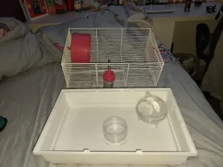 Jaula para hámster rosa y blanca