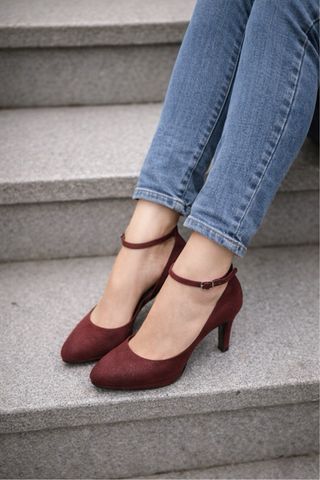 Zapatos de tacón burdeos con pulsera