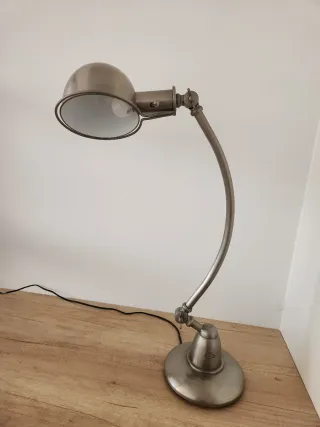 Lámpara de escritorio metálica plateada