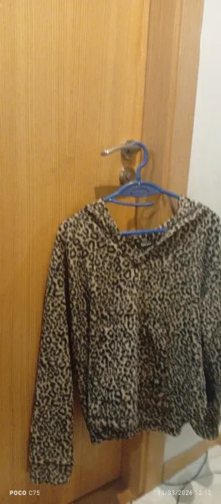 Lote Chaqueta marrón con capucha y pelo