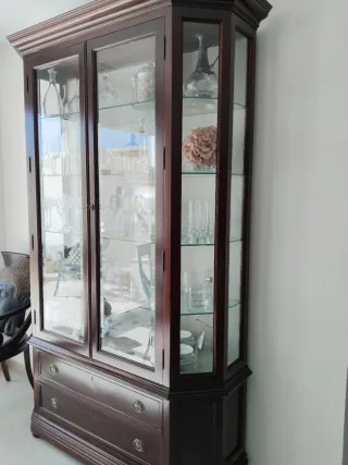 Vitrina de madera y cristal