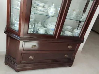 Vitrina de madera y cristal