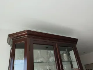 Vitrina de madera y cristal