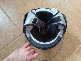 Casco de moto negro con visera