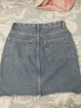 Falda vaquera desgastada