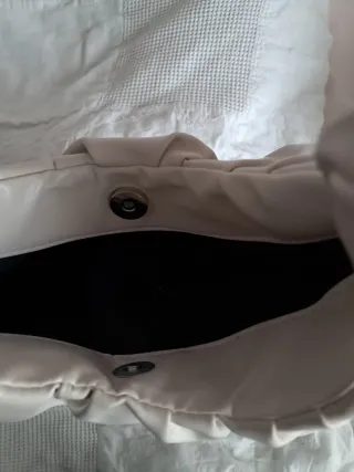 Bolso beige de hombro con fruncido