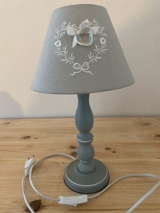 Lámpara de mesa gris con bordado