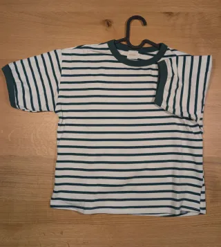 Camiseta de rayas verdes y blancas