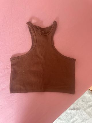Crop top marrón acanalado