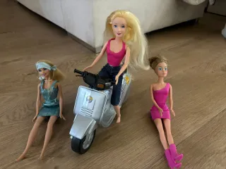 Lote de 14 muñecas: Ariel, Tinkerbell y coche y mo