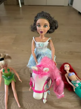 Lote de 14 muñecas: Ariel, Tinkerbell y coche y mo