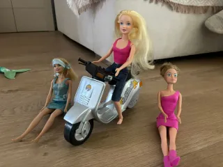 Lote de 14 muñecas: Ariel, Tinkerbell y coche y mo