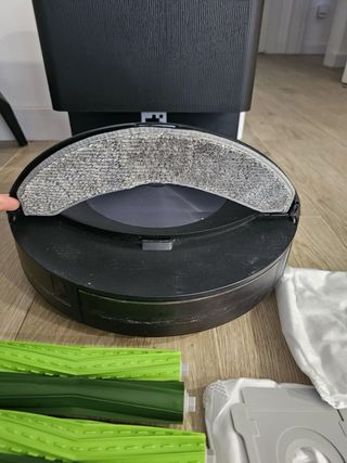 Roomba Combo J7+ con base + extras. Muy completo.