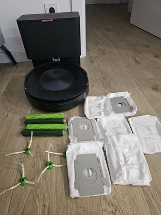 Roomba Combo J7+ con base + extras. Muy completo.