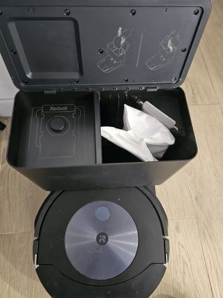 Roomba Combo J7+ con base + extras. Muy completo.