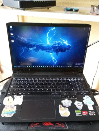 Portátil Gaming Negro con Stickers