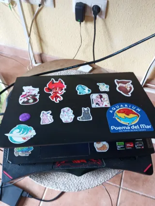 Portátil Gaming Negro con Stickers