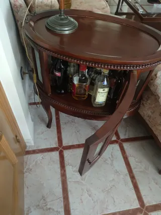 Mueble bar madera tallada y cristal