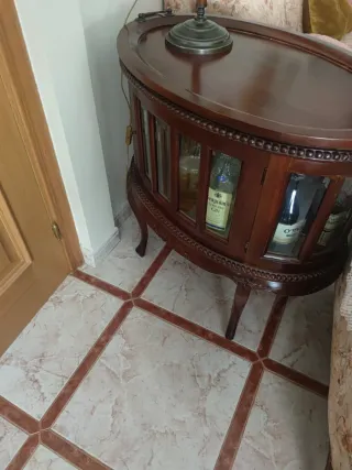 Mueble bar madera tallada y cristal