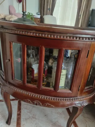 Mueble bar madera tallada y cristal