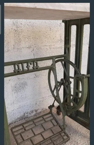 Mesa antigua de máquina de coser con mármol