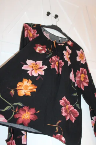 Blusa Stradivarius floral manga larga