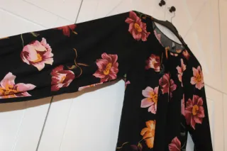 Blusa Stradivarius floral manga larga