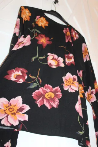 Blusa Stradivarius floral manga larga