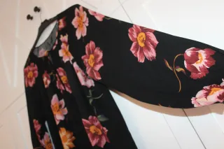 Blusa Stradivarius floral manga larga