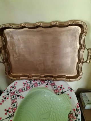 Bandeja grande dorada metálica