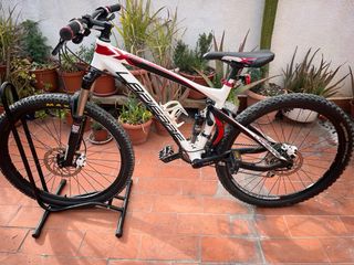 Bicicleta montaña Lapierre de doble suspensión.