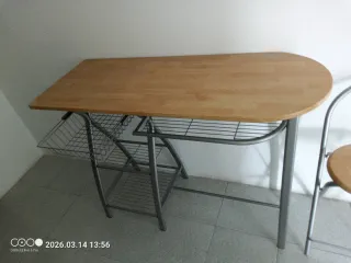 Mesa de cocina con 2 taburetes
