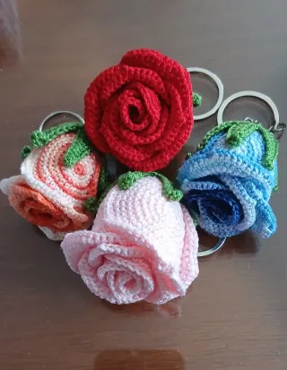 Llaveros de rosas crochet (4 unidades)