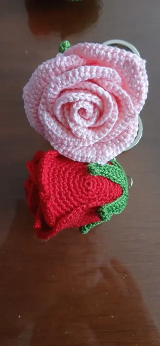 Llaveros de rosas crochet (4 unidades)