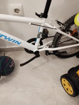 Bicicleta Btwin blanca con cesta azul