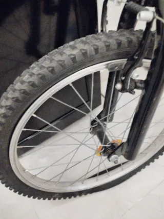 Bicicleta Btwin blanca con cesta azul