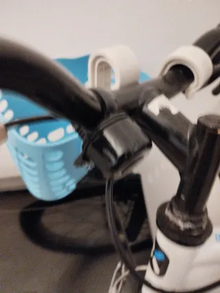Bicicleta Btwin blanca con cesta azul
