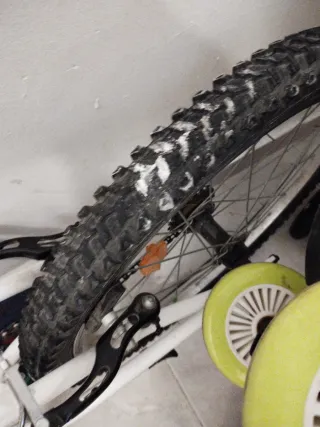 Bicicleta Btwin blanca con cesta azul