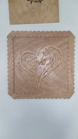 Cuadro de madera con caballos en corazón