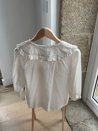 Blusa blanca con cuello volante