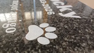 Plaques conmemoratives/làpida per mascotes.