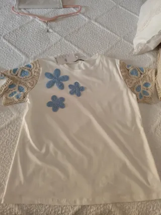 Camiseta blanca con flores azules