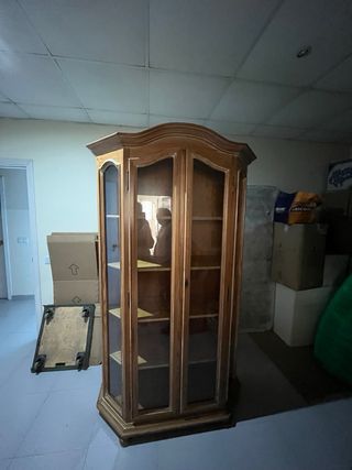 Vitrina de madera con puertas de cristal