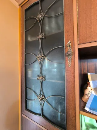 Mueble de comedor madera y cristal