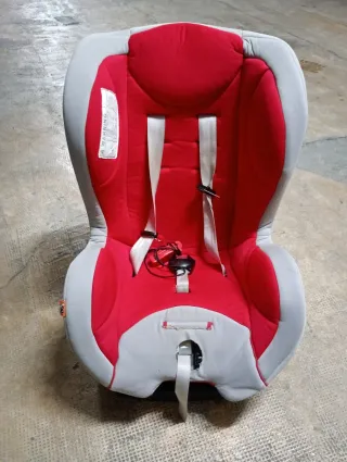 Silla de coche infantil roja y gris